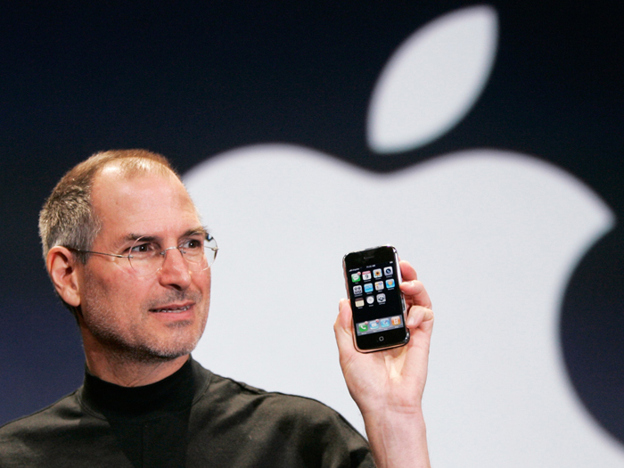 2007 - The iPhone makes mobile web browsing easy